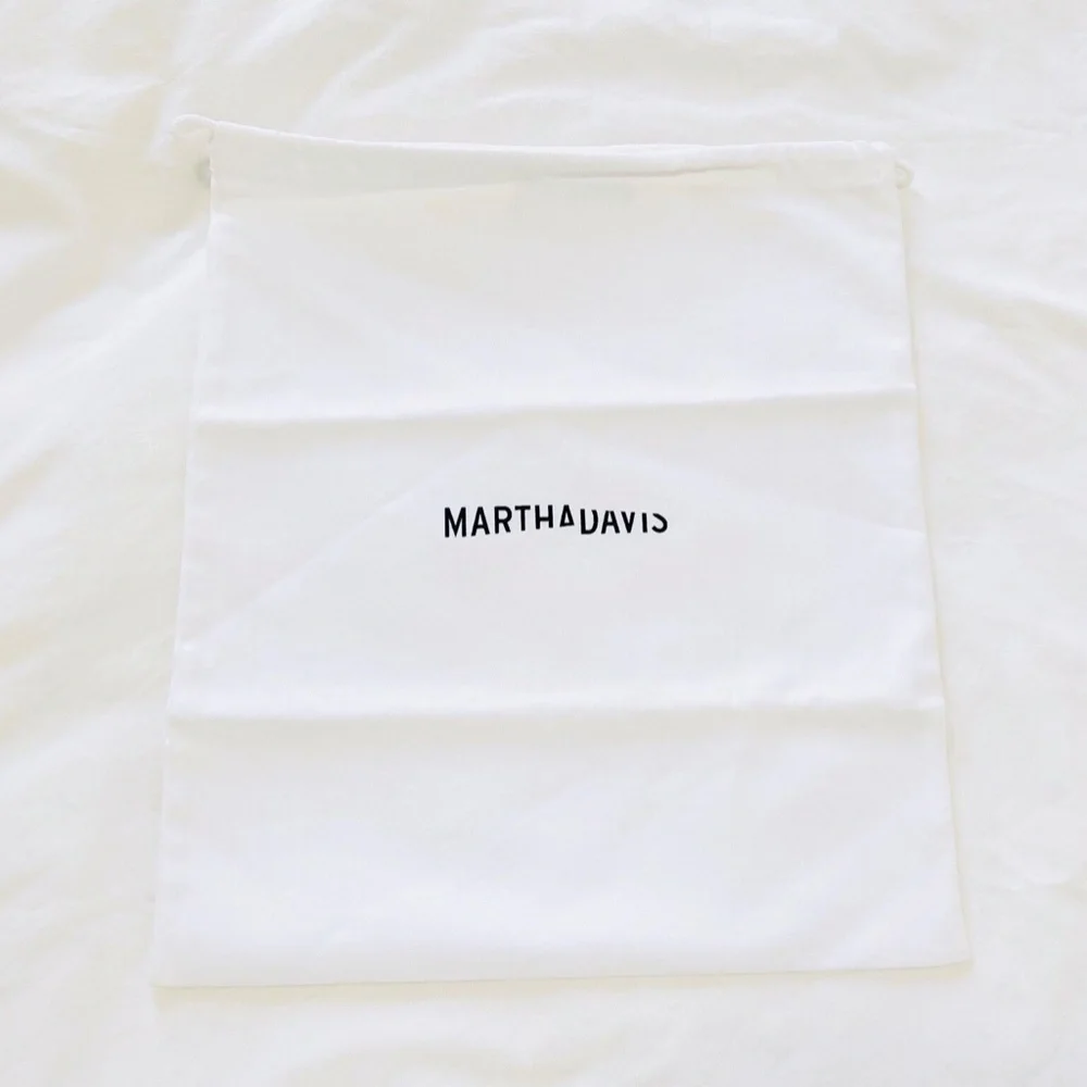 Auth. Martha Davis Dust/Shoe Travel Drawstring White Bag 12.5 in. x 11 in. EUC